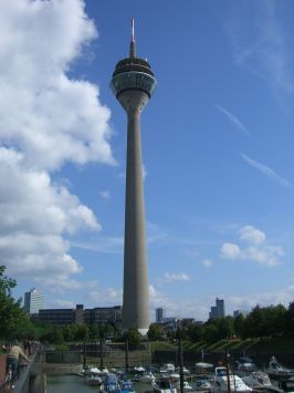 Düsseldorf : Medienhafen, Östlicher Teil des Medienhafens und Rheinturm